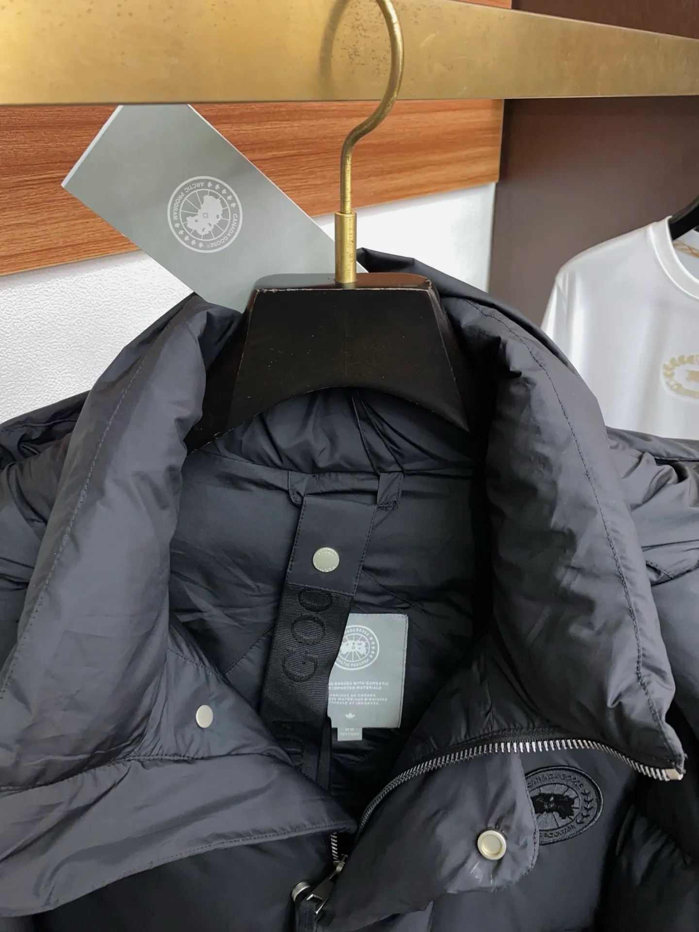 P1400 [Zhang Linghe’s latest top-grade down-filled Canada Goose model] Hooded, removable hood! The original custom-woven lightweight square technology three-proof fabric is windproof, rainproof and friction-proof. It is made of 400D gallbladder Zhengerbajing national standard 90 white duck down. When it is inserted inside, it will be more fluffy and temperature-locking. The whole piece can be stored and folded! ! The embroidered logo on the left chest is a topographic map of Canada, lifelike and perfectly restored. It is embroidered with high-density colored yarn using imported embroidery machines from Bai Lingda. In particular, the sleeves are detachable, making it especially suitable for areas with unstable climate. The washing and labeling are all based on the latest version, and the customized washing labels are equipped with laser anti-counterfeiting labels! ! And the position of the wash water mark is synchronized according to the 25-year new hidden design process. The wash water mark is all hidden inside and can be seen in the detailed picture. What you see is what you get! ! Color graphite gray, black Size xs s m L xl